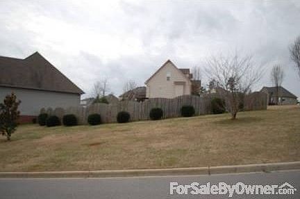 Kitchen
						:
						Stainless steel/black appliances. Tile Floors!