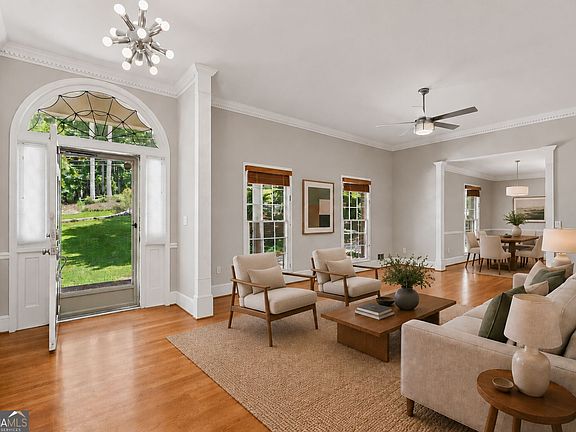 3rd image of 2724 Cravey Dr
