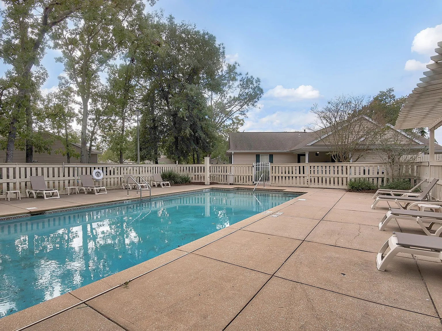 Hillwood Pointe Apartments — Photo 2