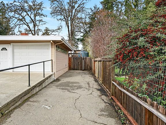 3rd image of 1580 Glenwood Drive