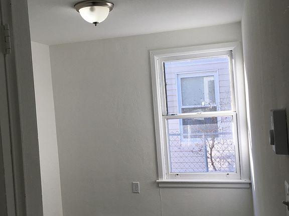 3rd image of 1025 W Bryan St