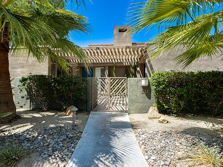 521 Desert West Dr — Photo 35