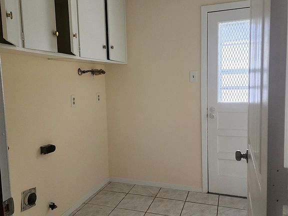 5th image of 9110 Grape St