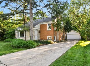 928 Echo Ln, Glenview, IL 60025