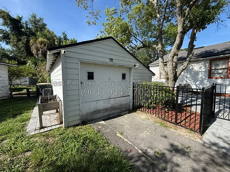 1309 Macarthur St — Photo 29