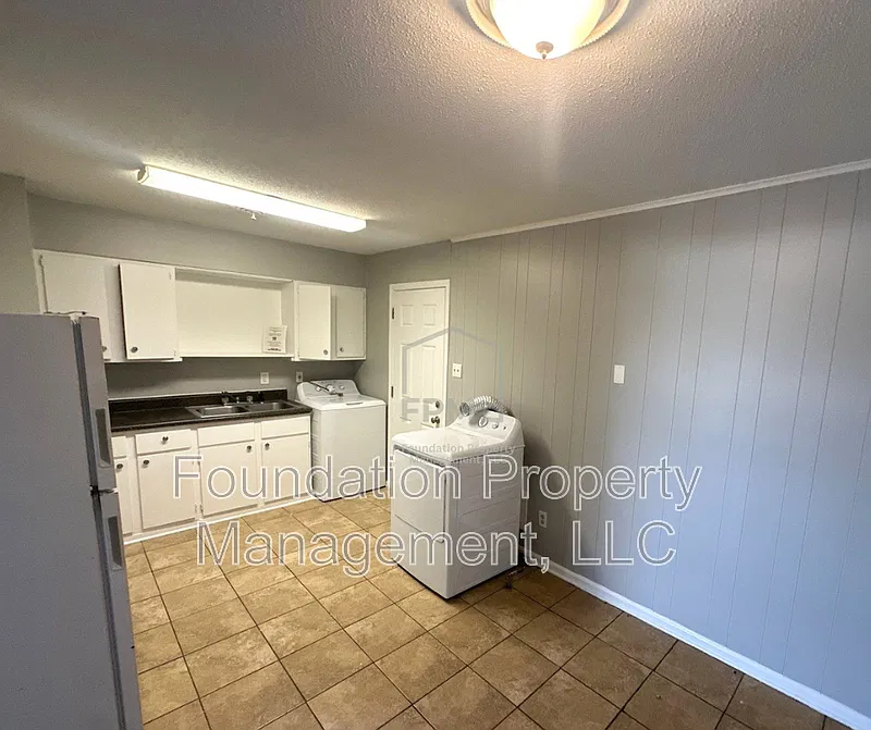 3 bed, 1.0 bath, 891 sqft, $895 — Photo 4