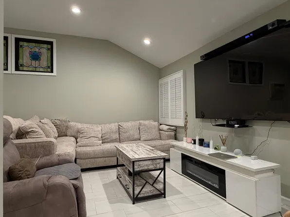 713 Durham Rd, East Meadow, NY 11554