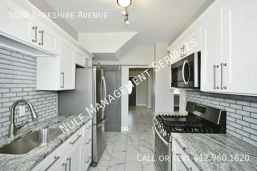 3 Bed, 2 Bath plus bonus room in Brookline — Photo 2