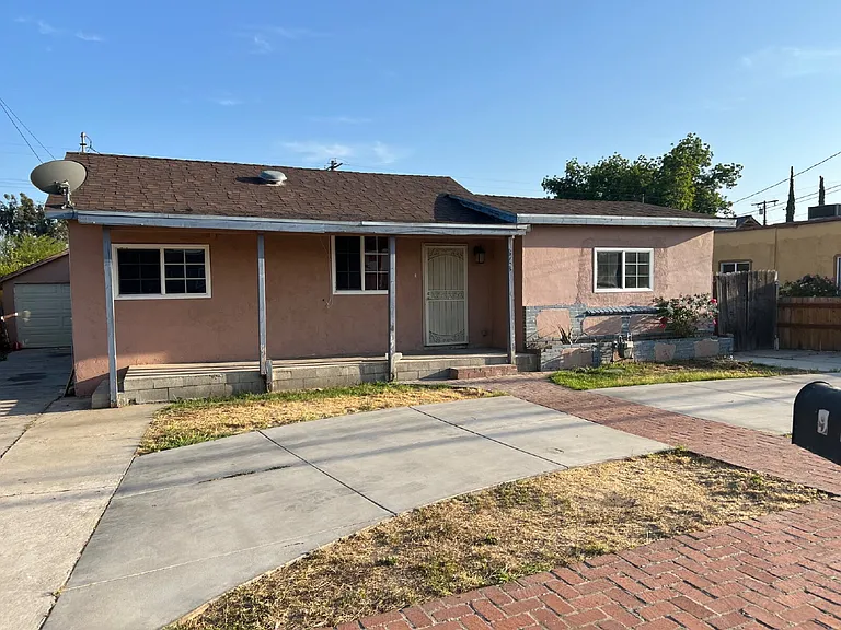 943 W C St — Photo 9
