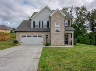 247 English Oak Ln, Lenoir City, TN 37771
