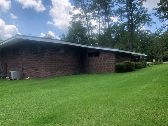 5th image of 225 Pinehills Dr