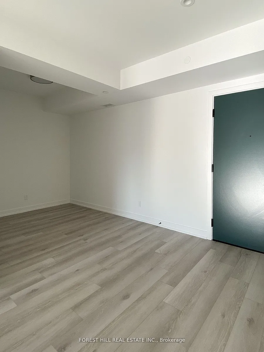 Building Photo - 2000 Bathurst St #505