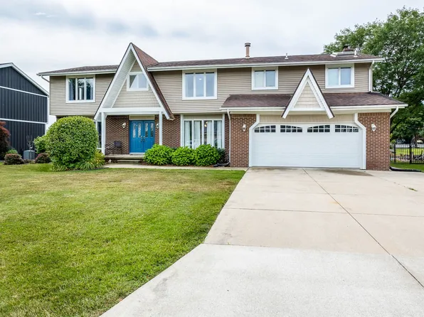 2906 Canal Dr, Port Huron, MI 48060