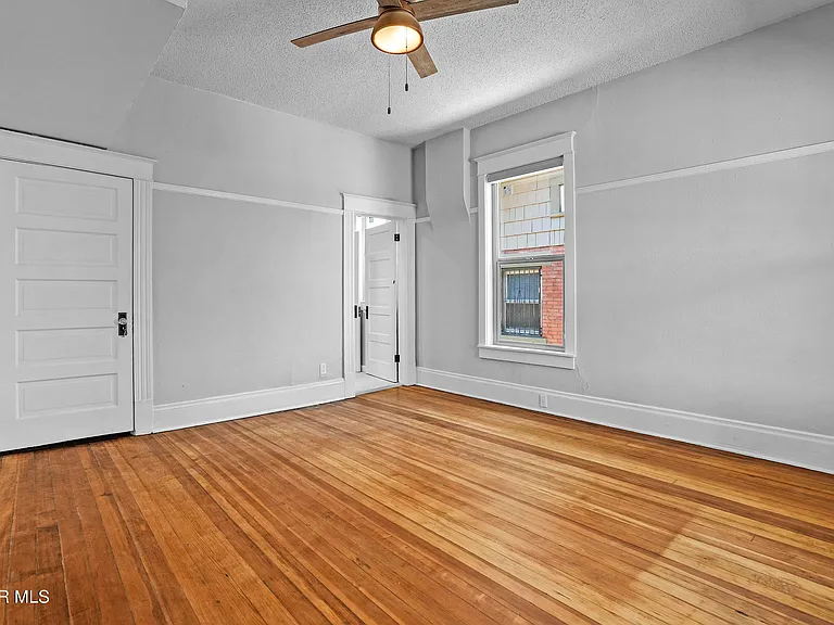 305 E River Ave — Photo 24