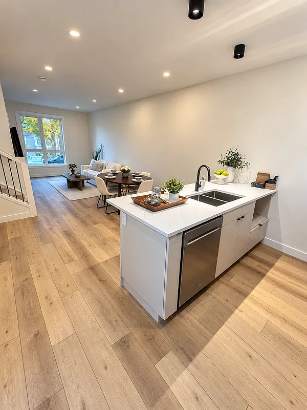 7005 105a St NW — Photo 3