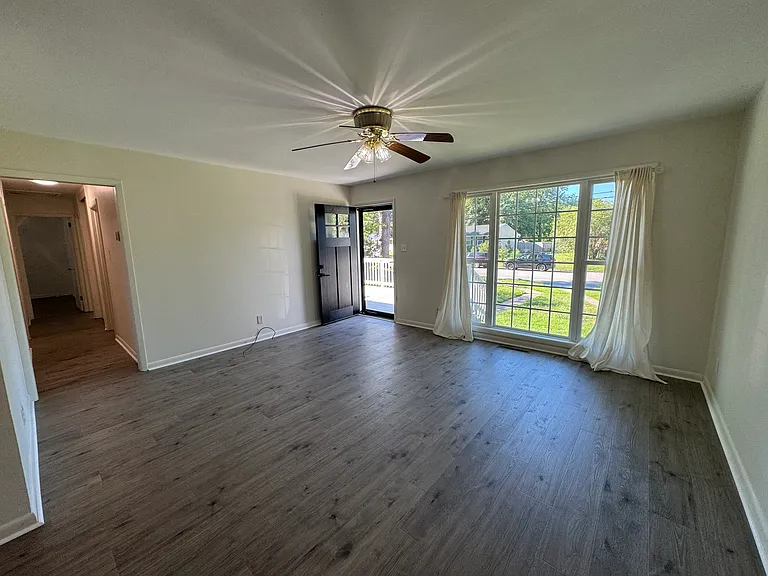 20 Lenora Dr — Photo 2