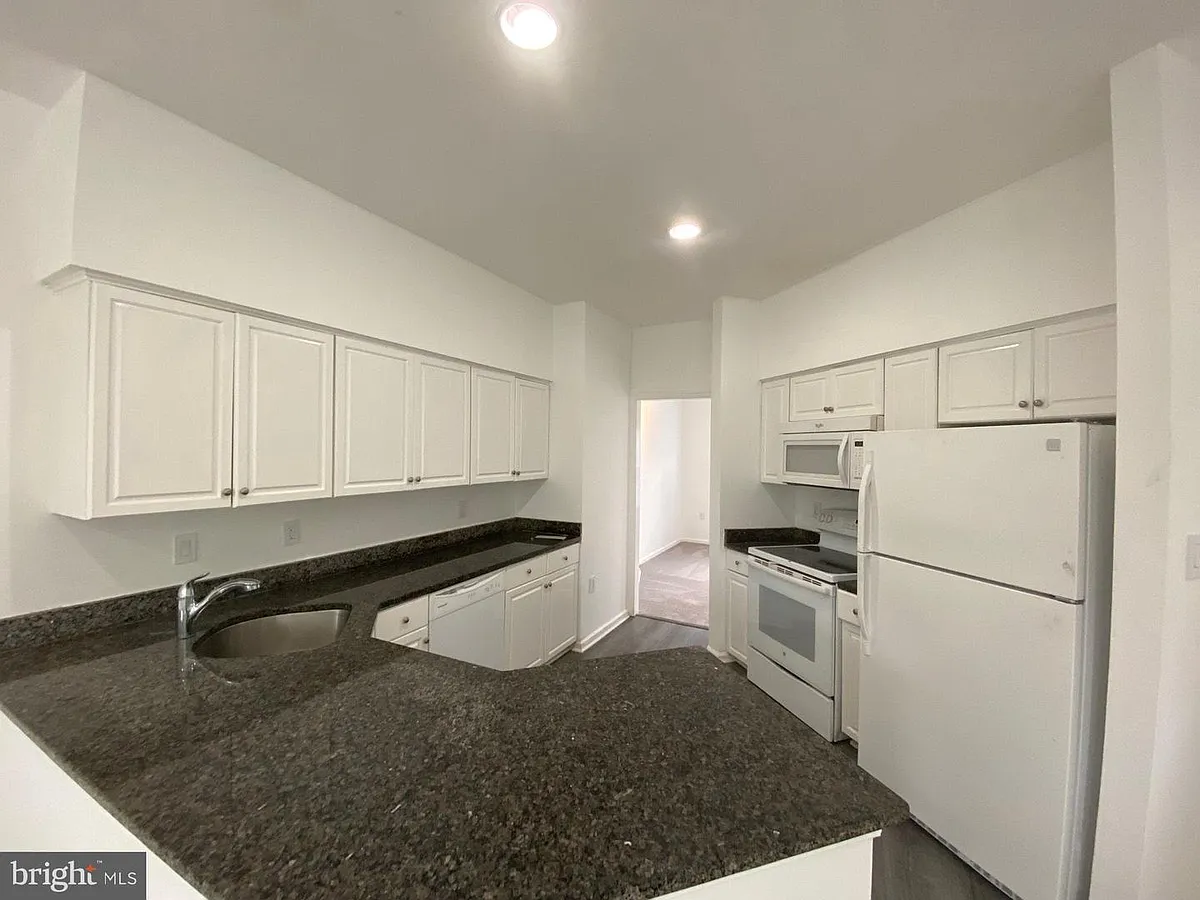 Building Photo - 8013 Hilliard Dr