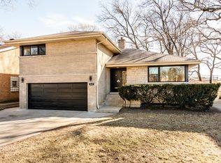 511 Longcommon Rd, Riverside, IL 60546