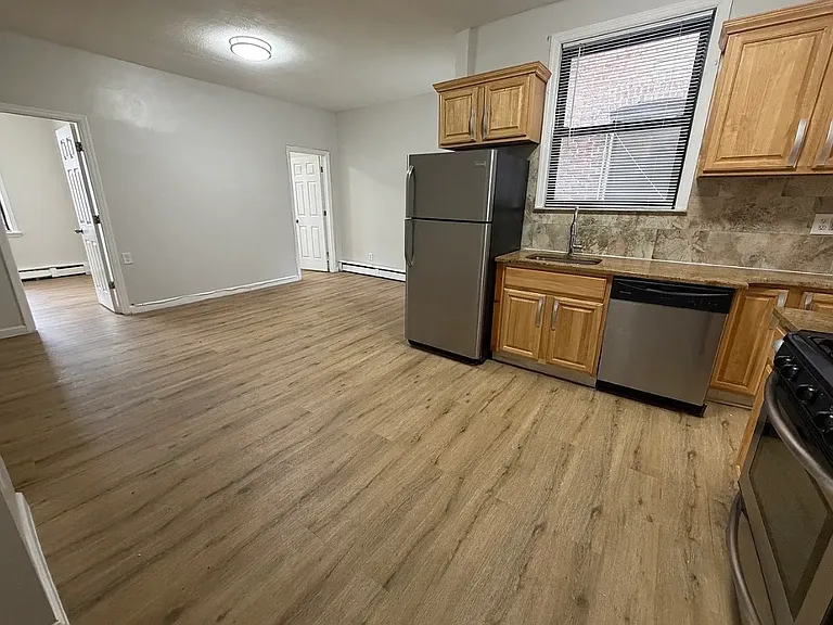 998 Broadway #2R — Photo 2