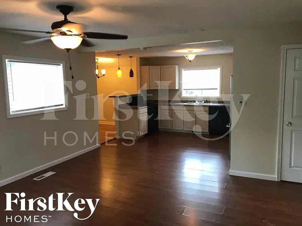 3 bed, 1.5 bath, 1222 sqft, $1,660 — Photo 2
