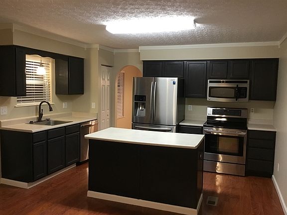 4th image of 121 Longwood Dr