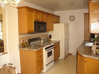 4th image of 3123 Gladstone Ave