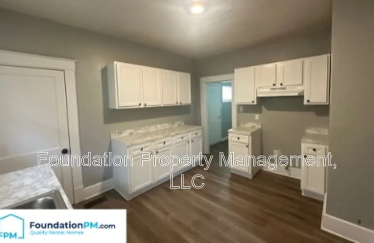 1041 Rosewood Ave — Photo 3