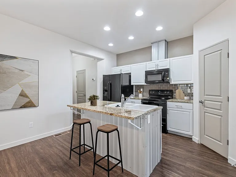 Verraso Village Townhomes — Photo 5