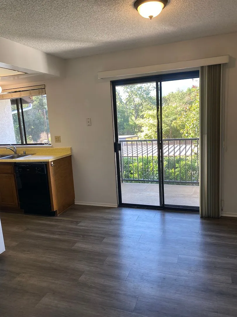 107 W Oak street — Photo 2