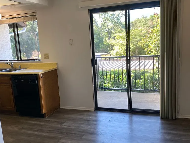107 W Oak street — Photo 5