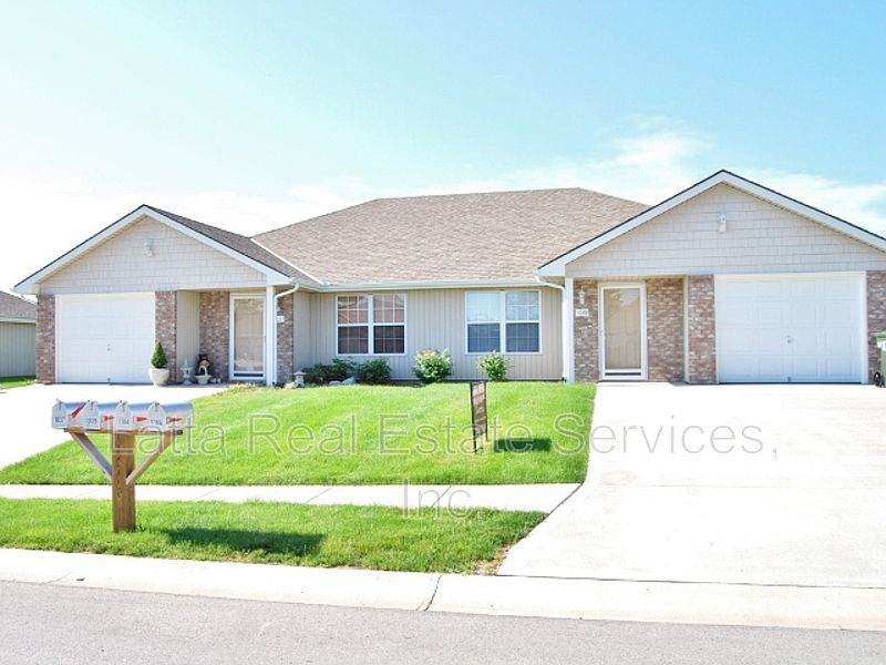 1st image of 1037 NW Willow Dr