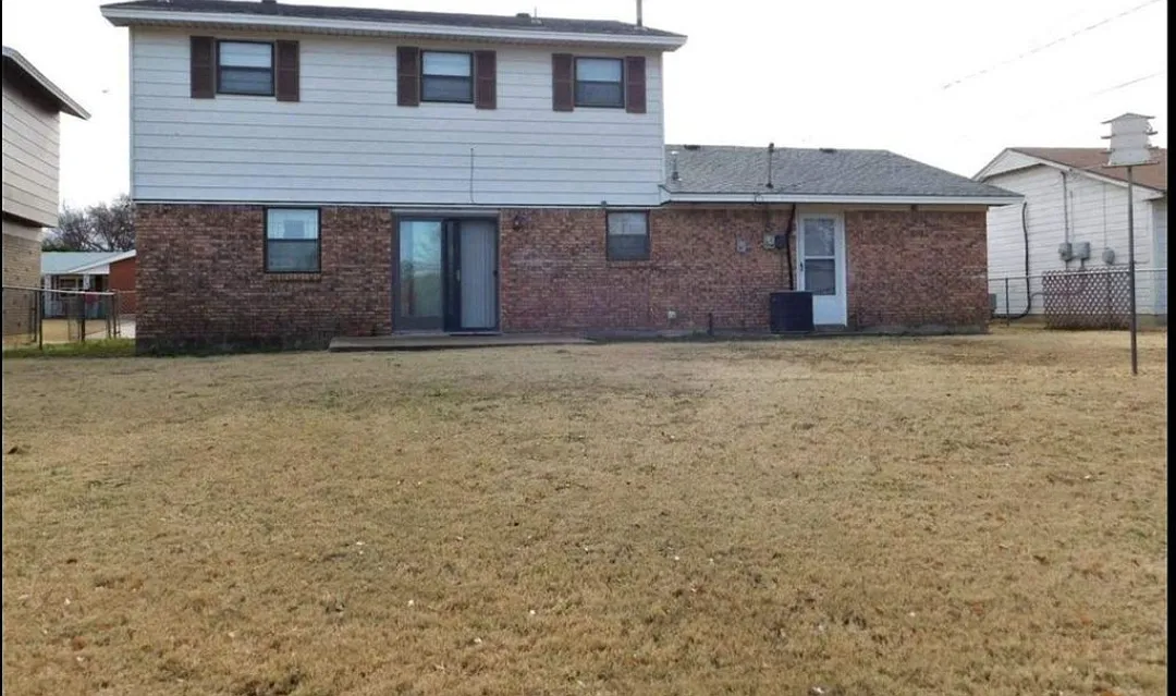 3 bed, 2.5 bath, 1600 sqft, $1,600 — Photo 3