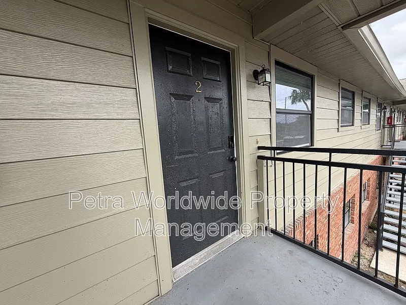 2 bed, 1.0 bath, 820 sqft, $1,200 — Photo 1