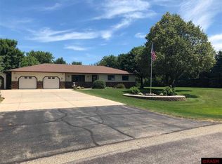 320 Hensonshire Dr, Mankato, MN 56001