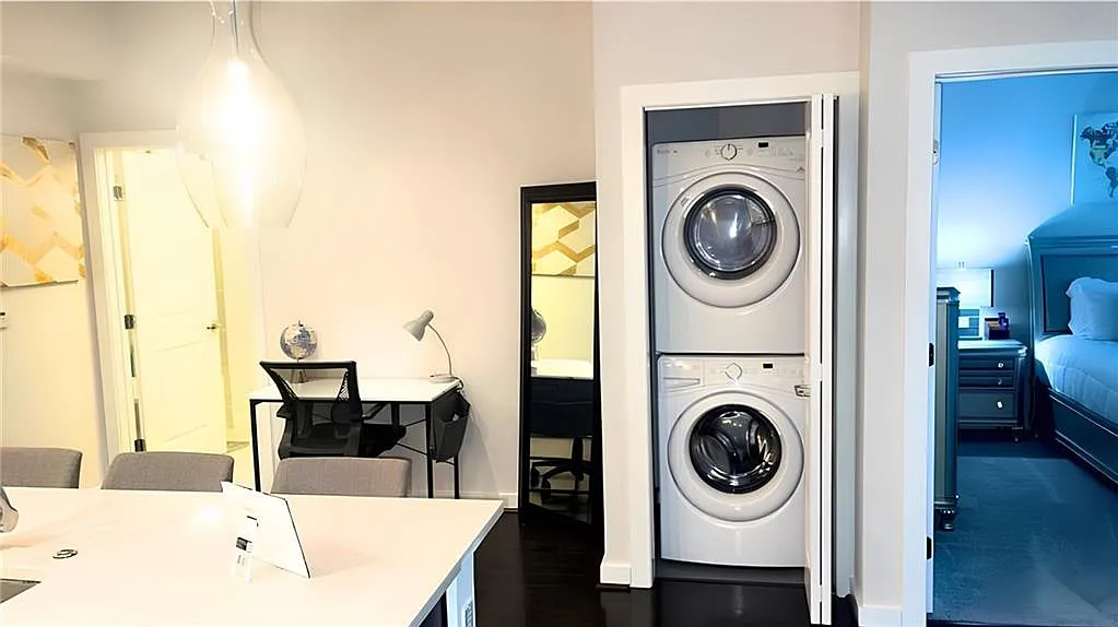 2 bed, 2.0 bath, 1060 sqft, $4,250 — Photo 3