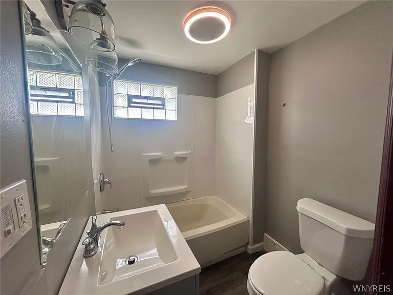 151 Amber St #UPPER — Photo 10