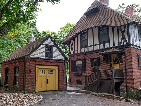 4th image of 10 Hemenway Dr