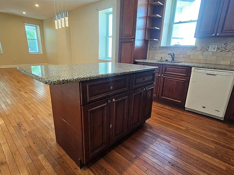 130 Rockland Ave — Photo 5