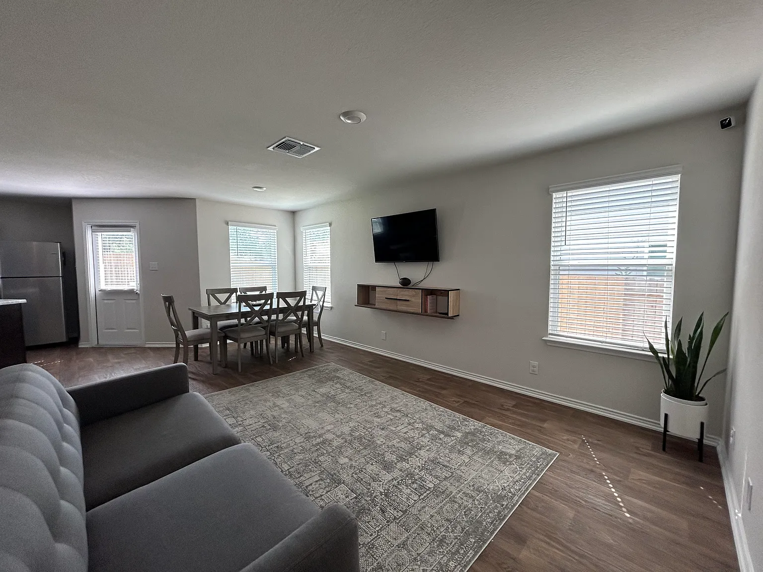 3 bed, 1307 sqft, $1,800 — Photo 3
