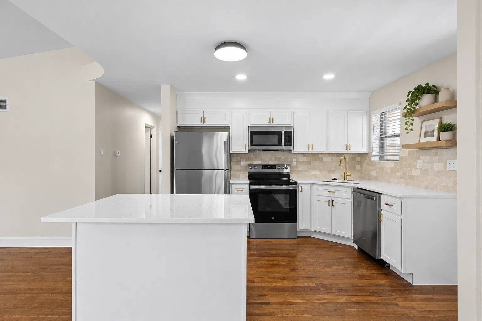 3 bed, 1.5 bath, 1800 sqft, $2,100 — Photo 4