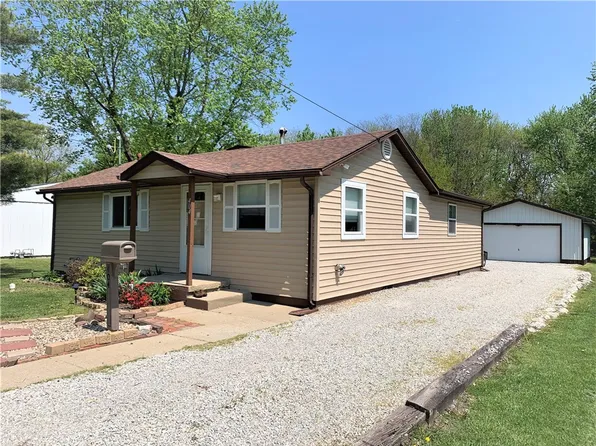 404 Elm St, Pana, IL 62557