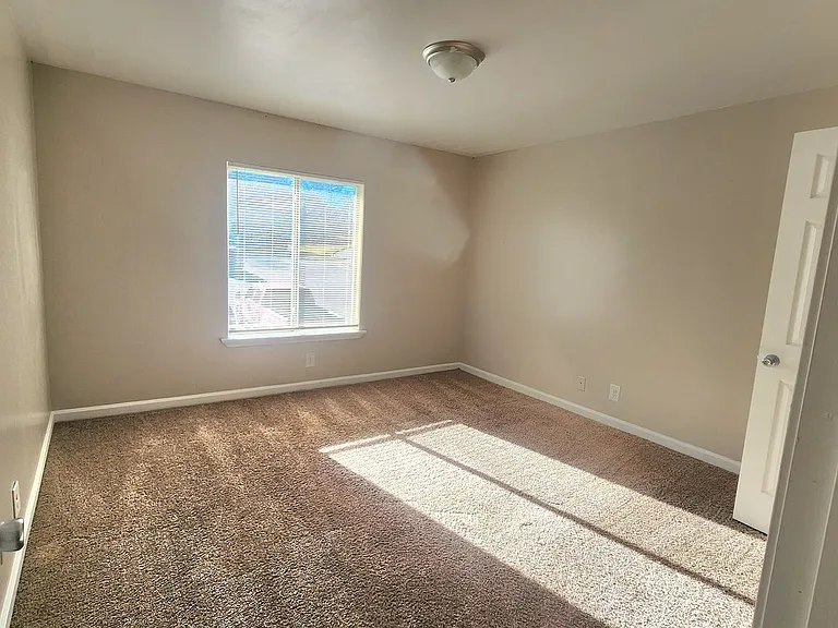 Riverbend Apartments — Photo 22