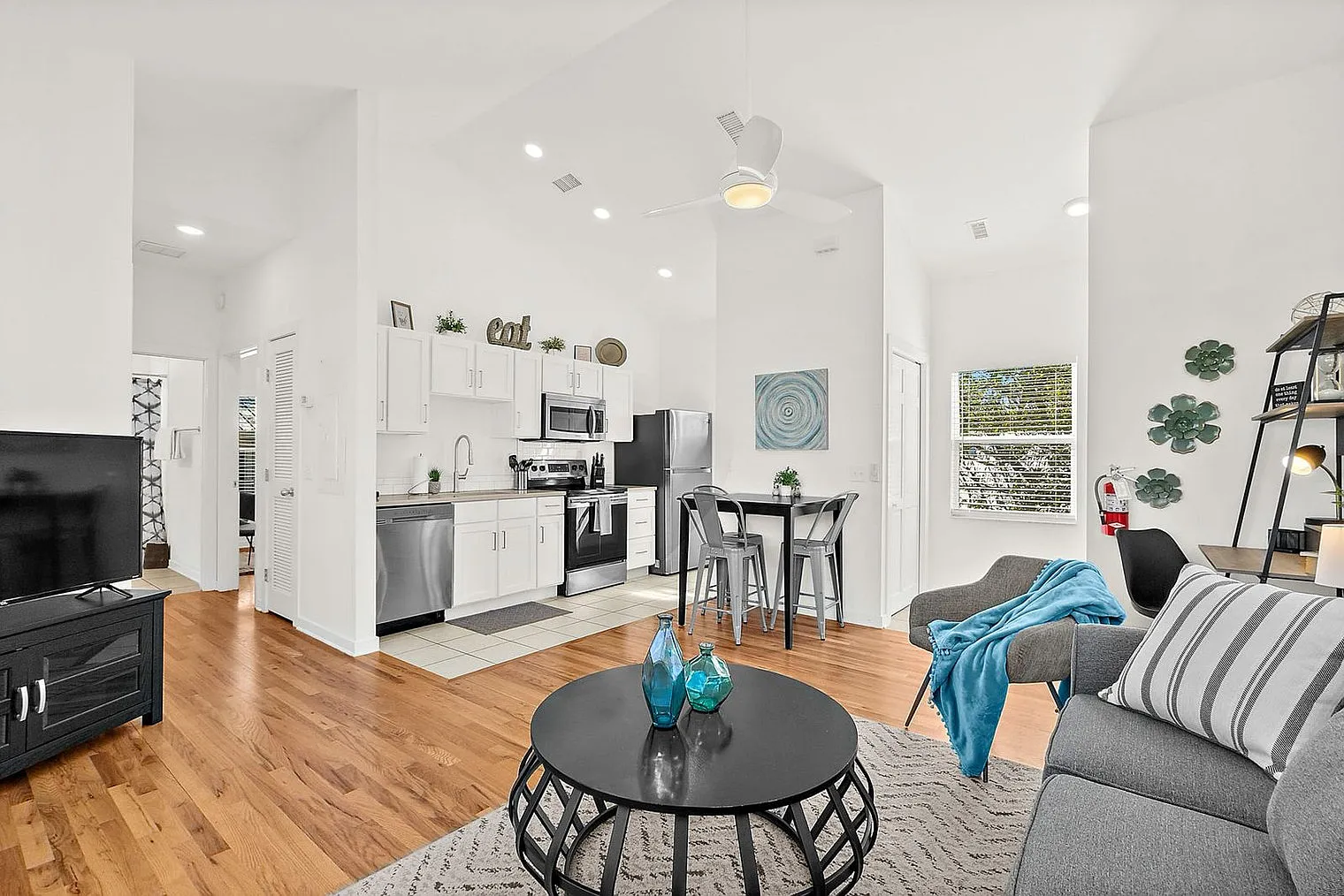 1 bed, 1.0 bath, 893 sqft, $1,982 — Photo 2