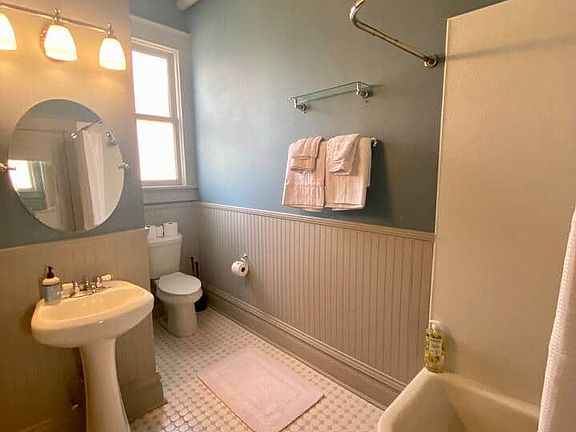 4th image of 1530 N State St #2