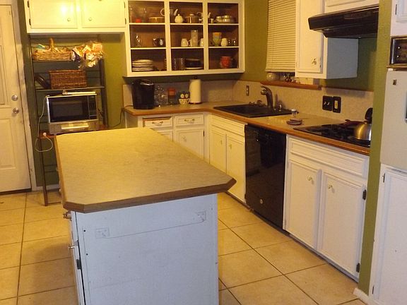 Open Kitchen w/Island