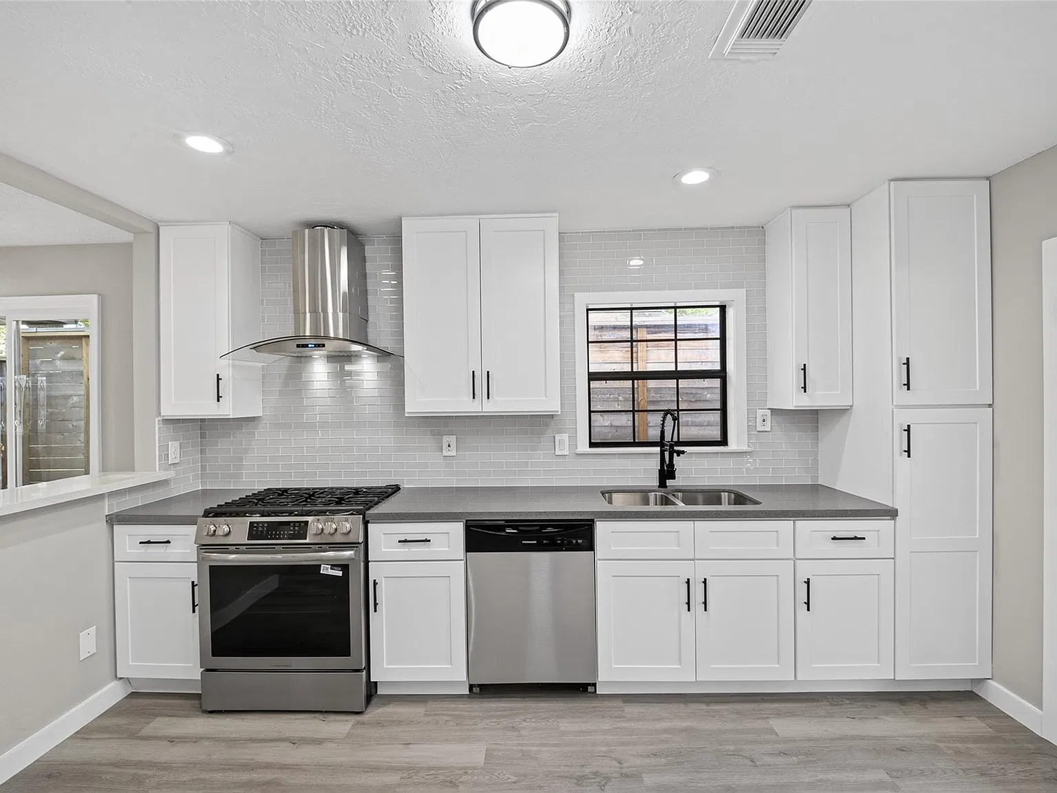 2 bed, 1.0 bath, 1031 sqft, $2,350 — Photo 3
