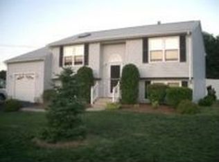 7 Sycamore Dr, Coventry, RI 02816