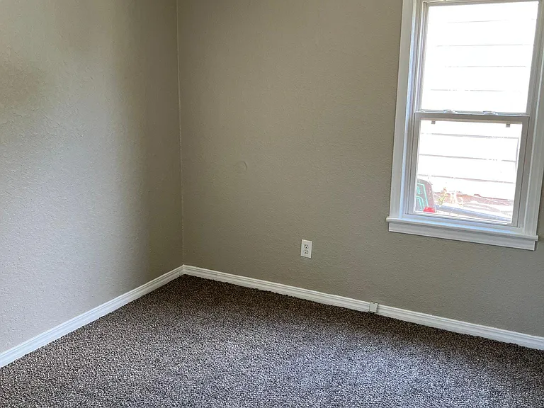 1021 Holly Ln — Photo 7