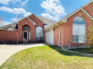 102 E Lynn Creek Dr, Arlington, TX 76002