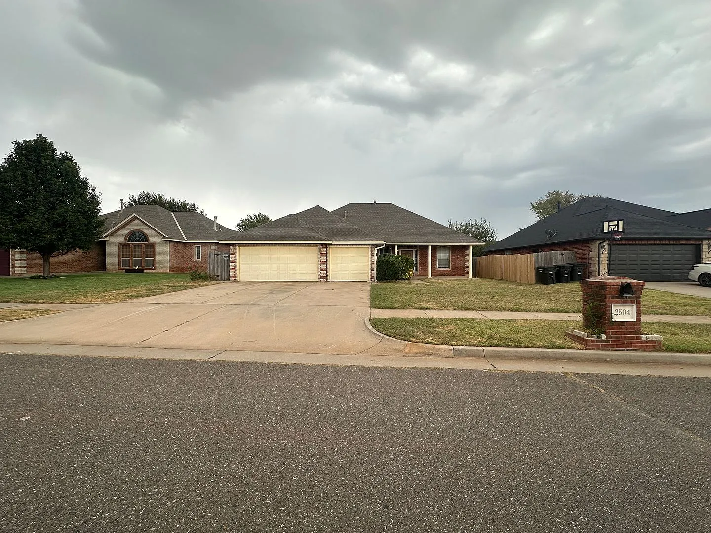 Beautiful 3 bed 2 bath 3 car garage — Photo 1
